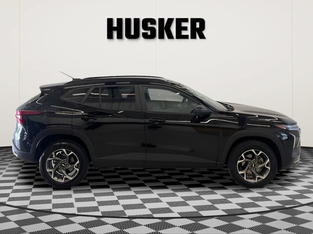 Certified 2025 Chevrolet Trax LT FWD image 2