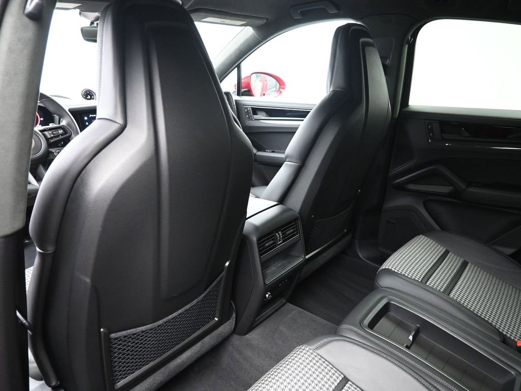 Certified 2025 Porsche Cayenne GTS image 10