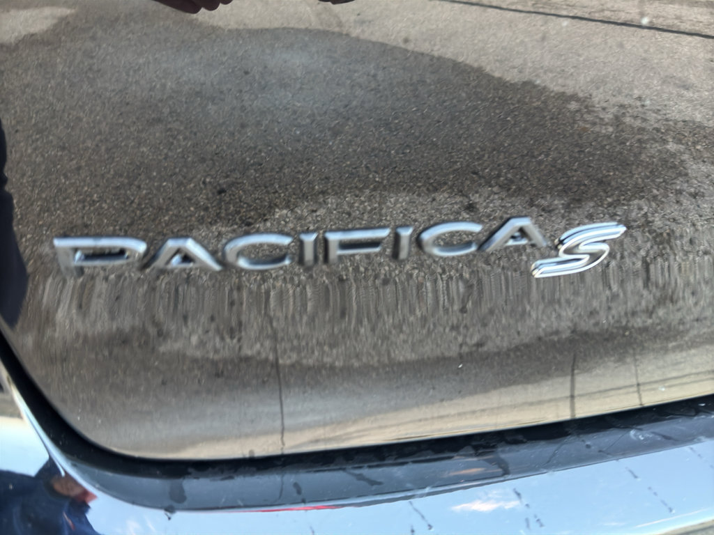 Used 2025 Chrysler Pacifica Limited FWD image 9