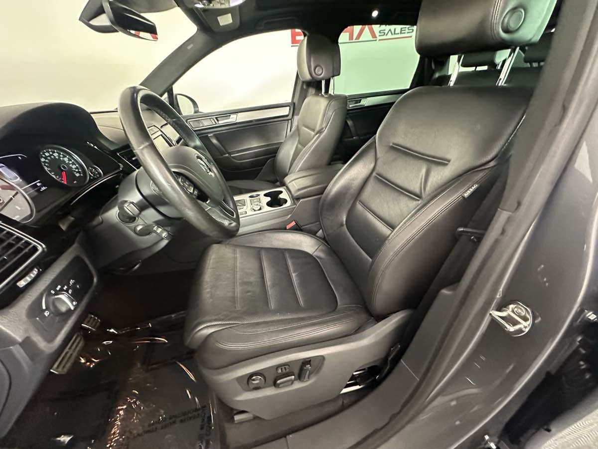 Used 2017 Volkswagen Touareg Wolfsburg Edition image 24