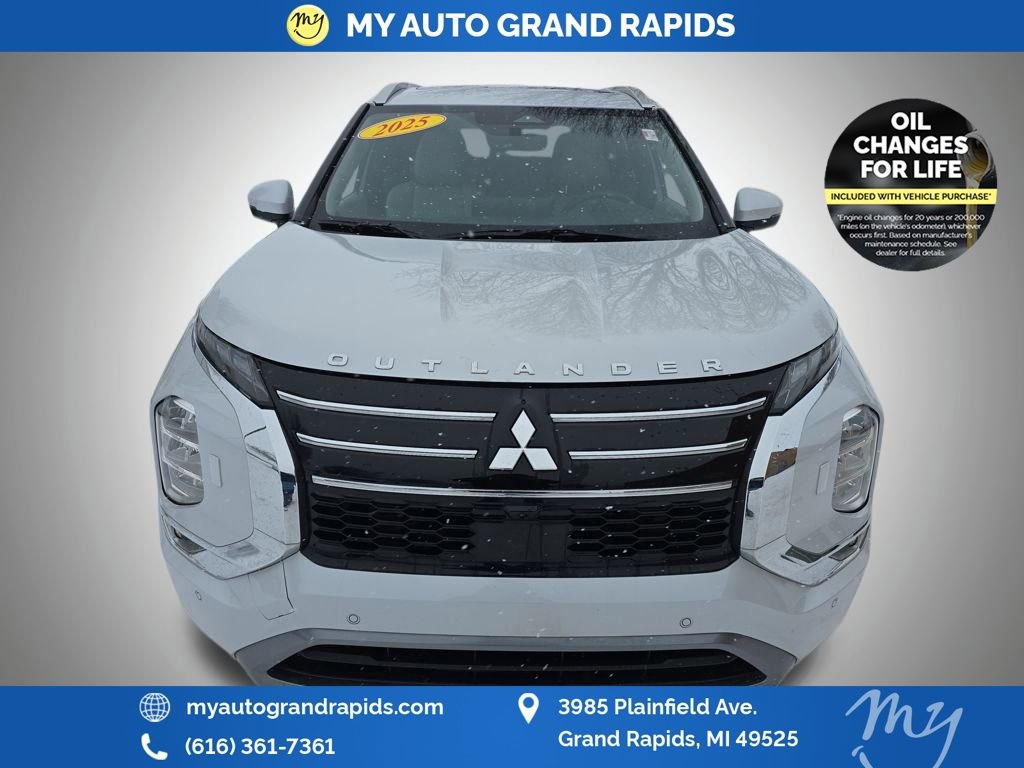 Used 2025 Mitsubishi Outlander SEL image 2