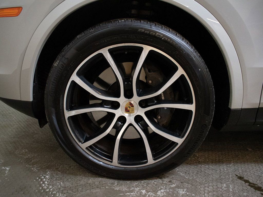 Certified 2023 Porsche Cayenne Platinum Edition image 15