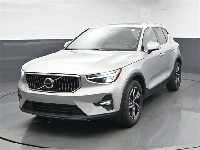 Used 2023 Volvo XC40 B5 Plus image 3