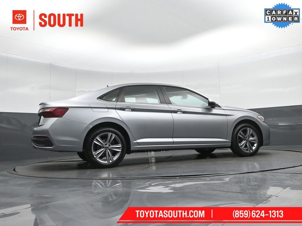 Used 2024 Volkswagen Jetta SE image 39