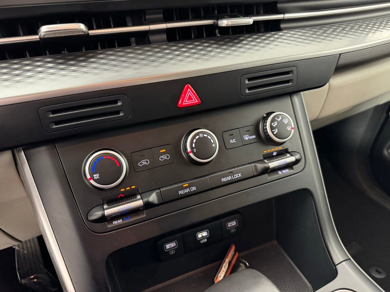 Used 2024 Kia Carnival LX image 17