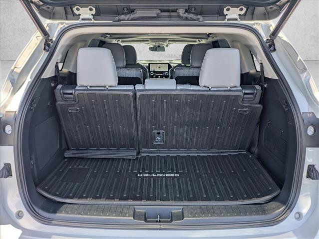 Used 2023 Toyota Highlander Bronze Edition FWD image 6