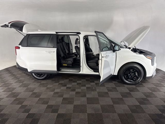 Used 2025 Kia Carnival image 16