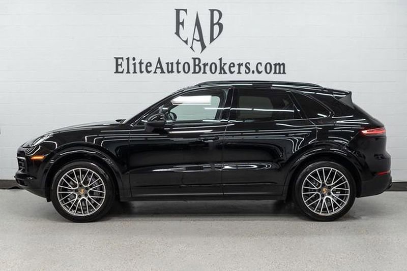 Used 2023 Porsche Cayenne Platinum Edition image 2