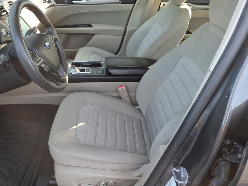 Used 2020 Ford Fusion SE image 12
