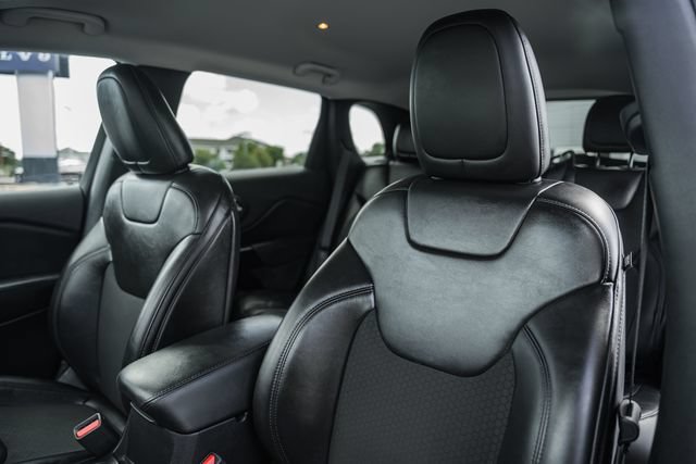 Used 2019 Jeep Cherokee Latitude Plus AWD/4WD image 36