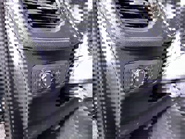 Used 2022 Ford Escape SE w/ SE Sport Appearance Package image 18