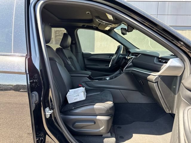Used 2023 Jeep Grand Cherokee Altitude AWD/4WD image 9