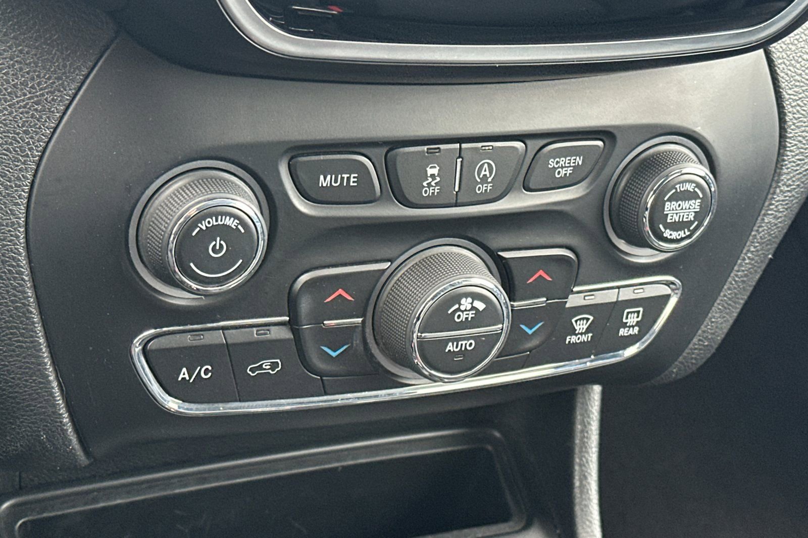 Used 2019 Jeep Cherokee Limited image 20