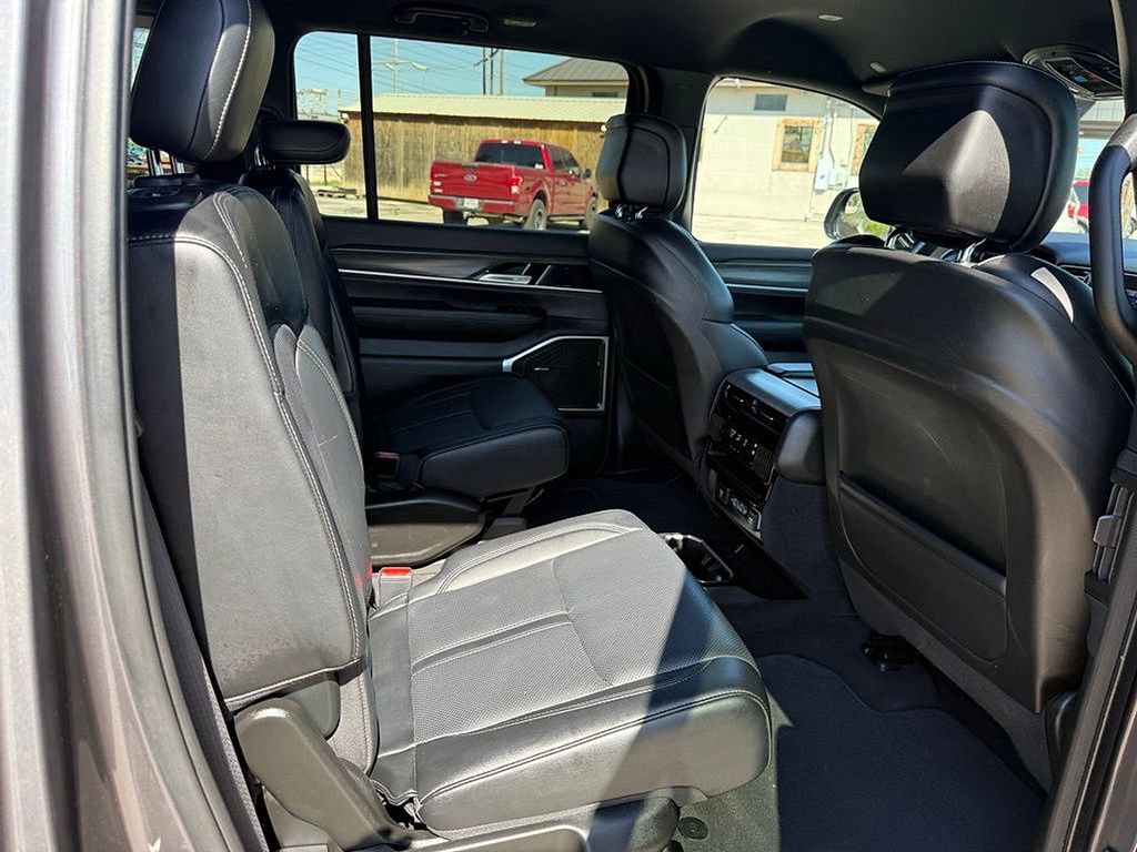 Used 2024 Jeep Wagoneer Series III AWD/4WD image 19