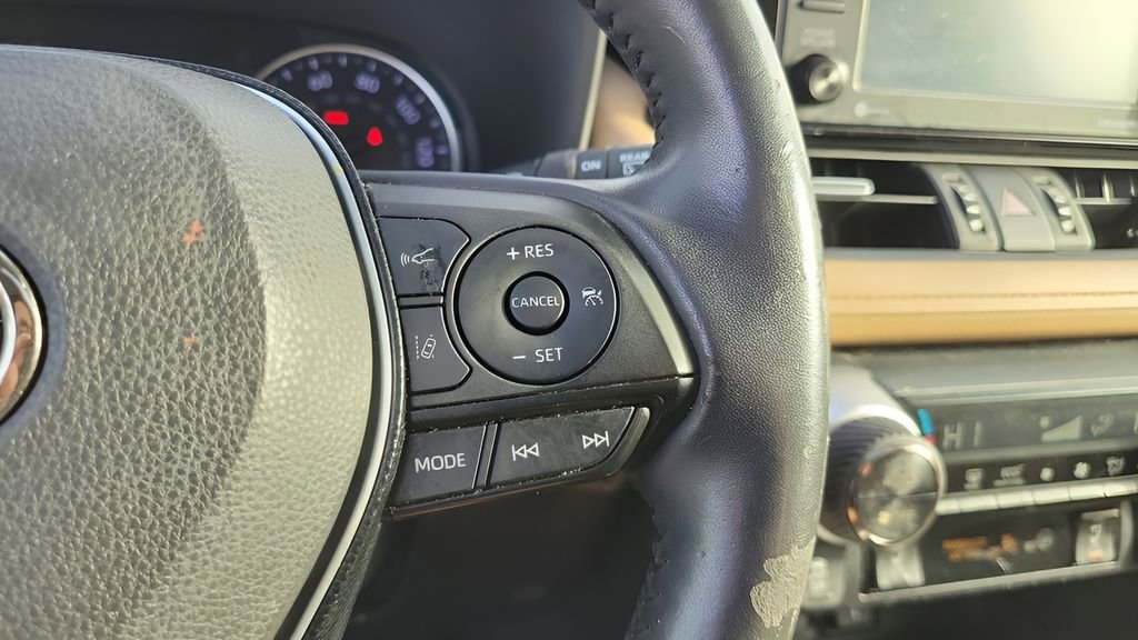 Used 2021 Toyota RAV4 XLE Premium image 26