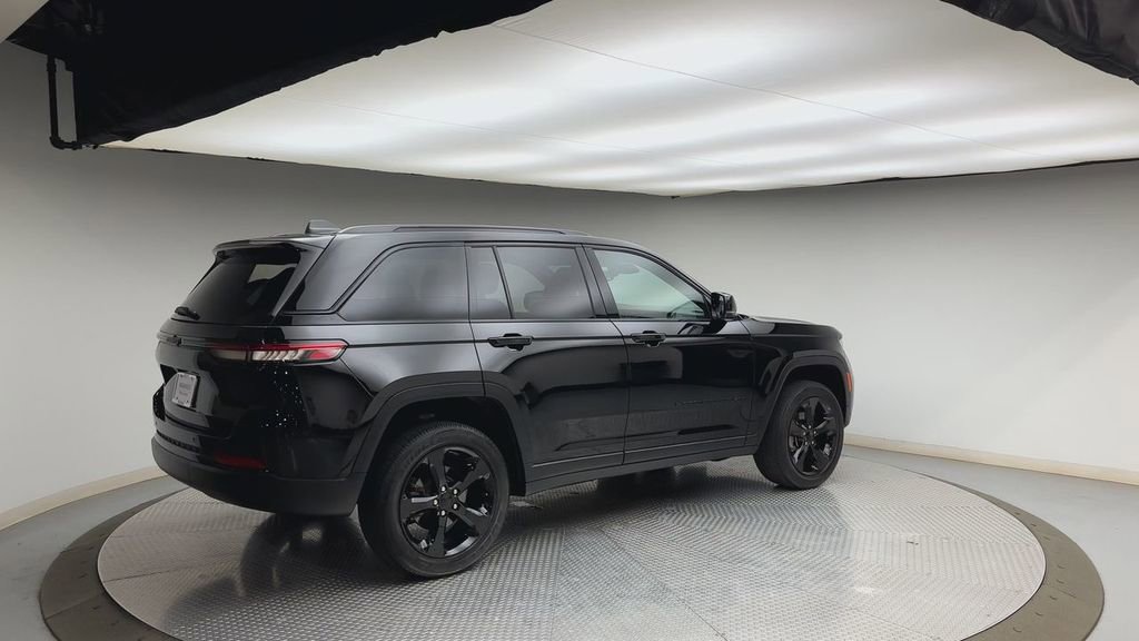 Used 2023 Jeep Grand Cherokee Altitude image 2