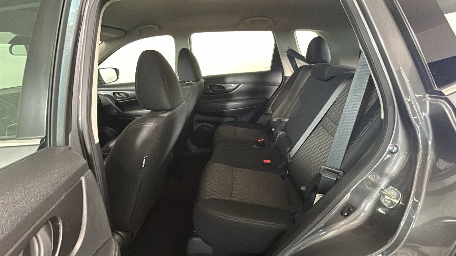 Used 2020 Nissan Rogue S FWD image 29