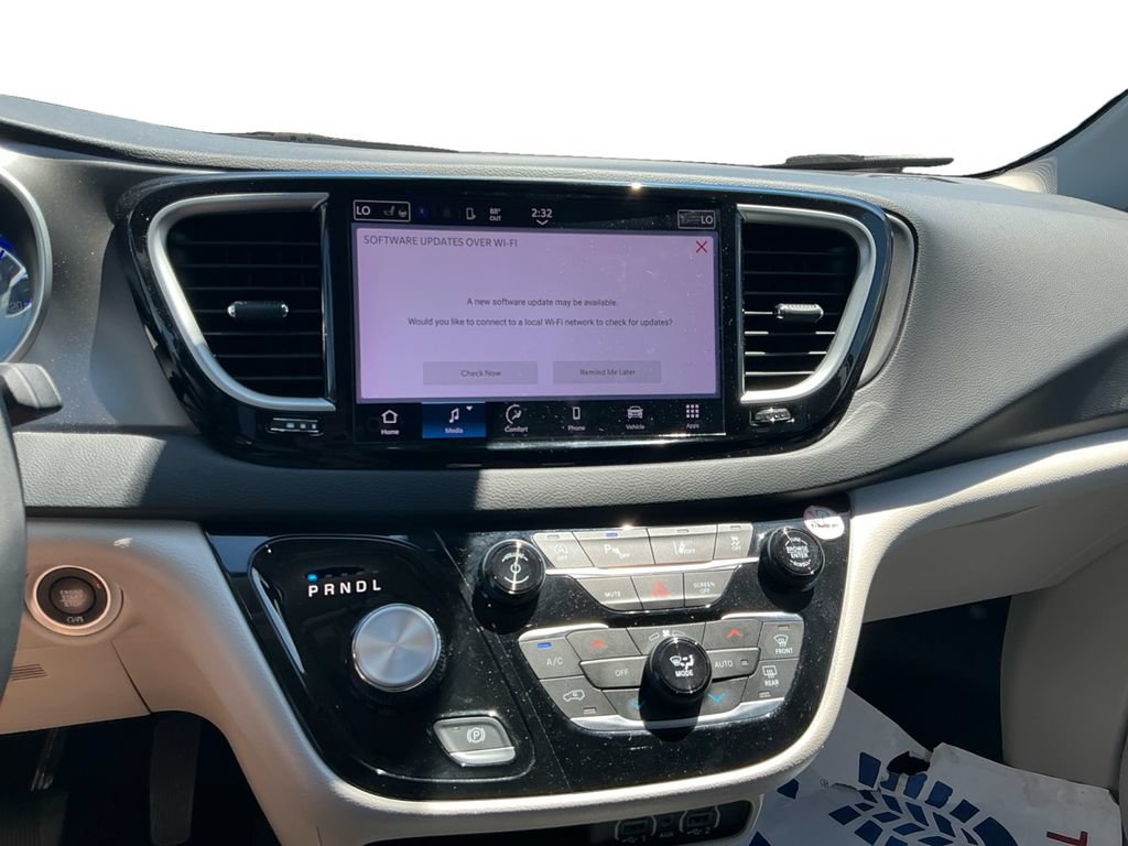 Used 2024 Chrysler Pacifica Touring-L FWD image 24