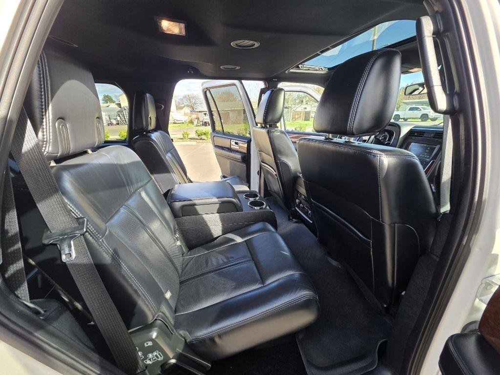 Used 2015 Lincoln Navigator 4WD image 16