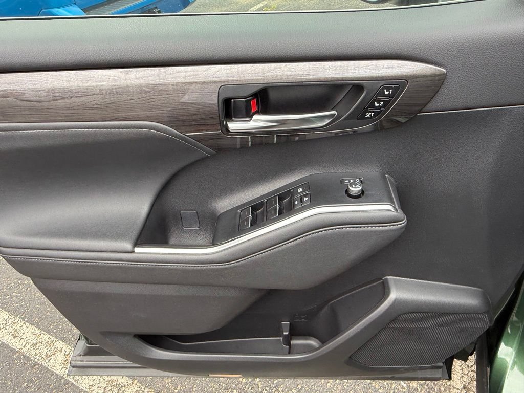 Used 2024 Toyota Highlander Limited AWD/4WD image 16