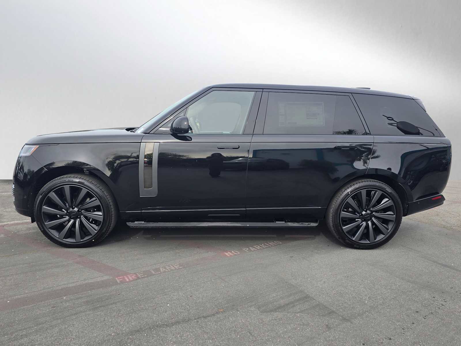 New 2026 Land Rover Range Rover SV image 2