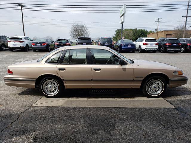 Used 1992 Ford Crown Victoria LX RWD image 6