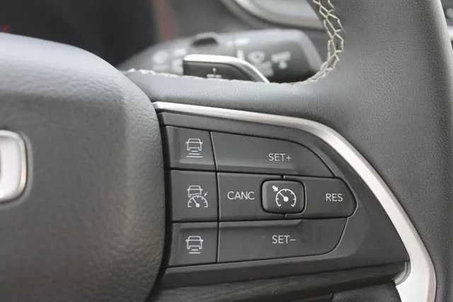 Used 2023 Jeep Grand Cherokee Laredo image 13