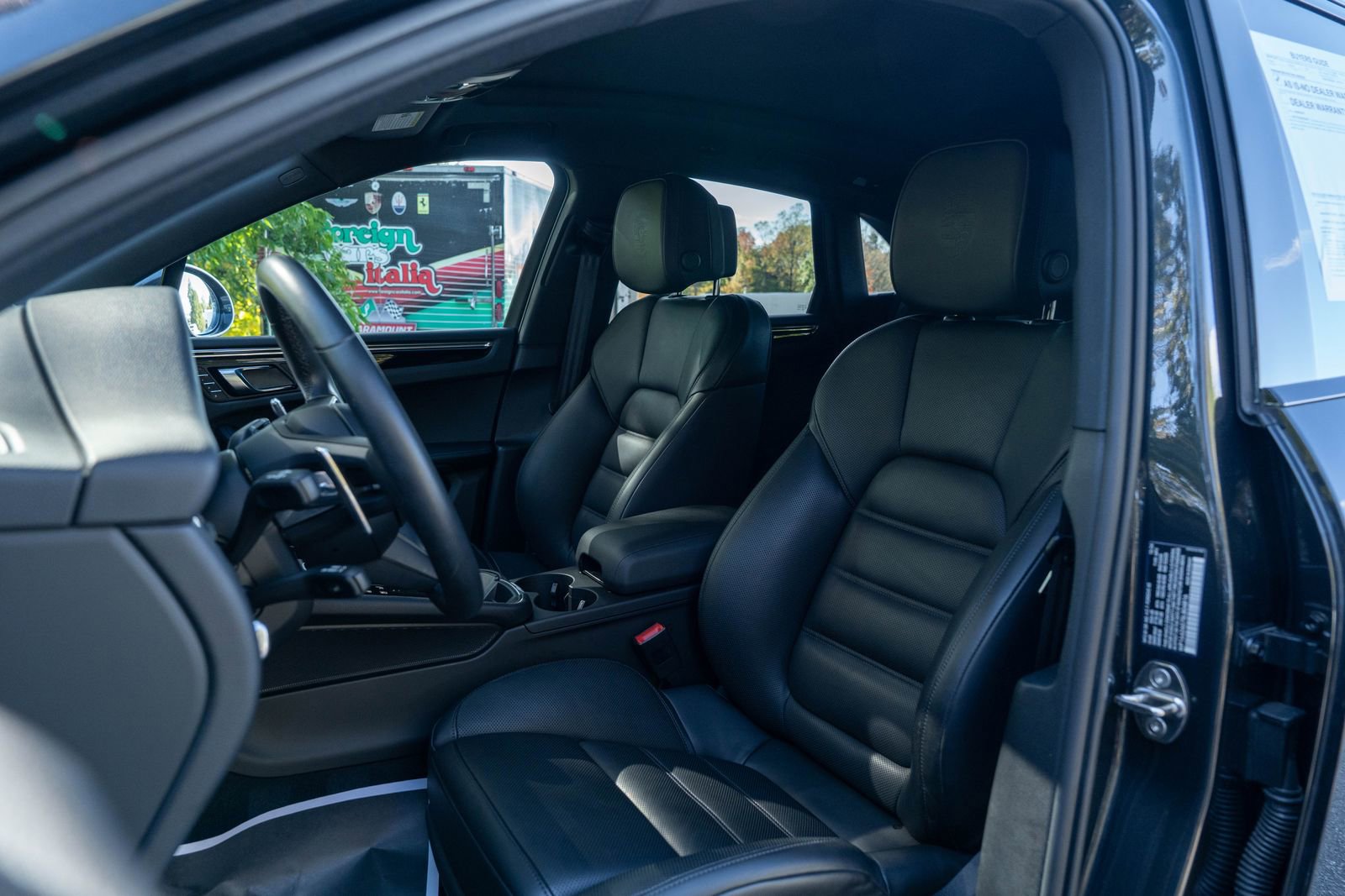 Certified 2025 Porsche Macan image 5