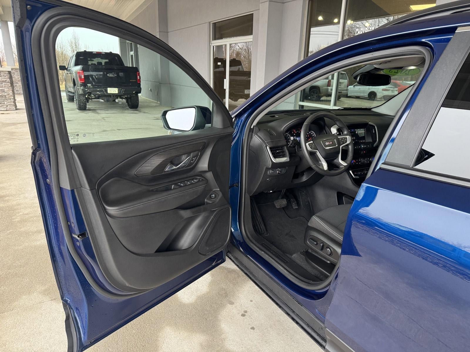 Used 2023 GMC Terrain SLE w/ Driver Convenience Package image 11