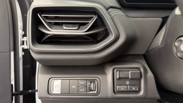 Used 2025 Chevrolet Silverado EV LT AWD/4WD image 34