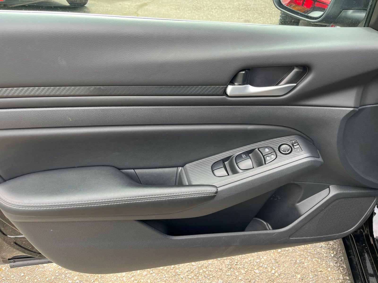 Used 2025 Nissan Altima 2.5 SV FWD image 15