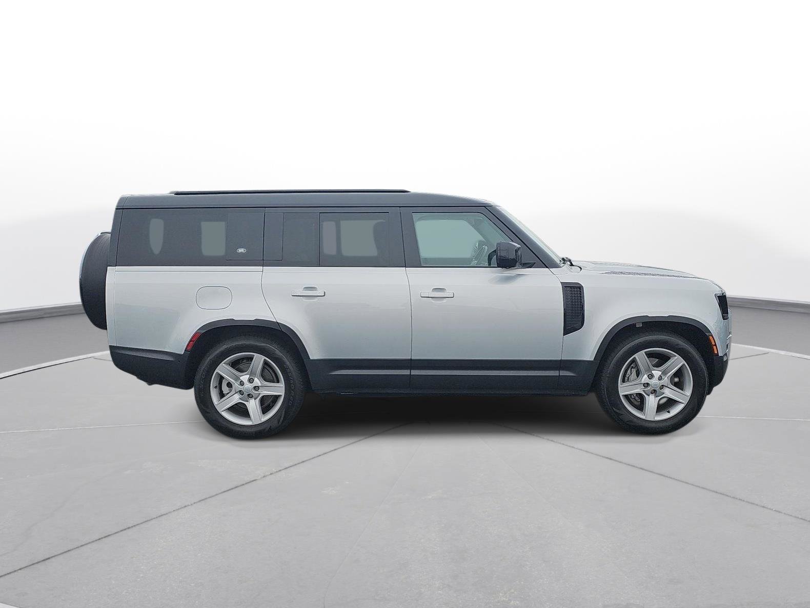 Used 2023 Land Rover Defender 130 SE image 5