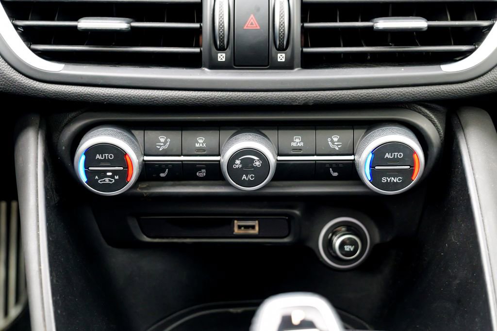 Used 2022 Alfa Romeo Giulia Veloce AWD/4WD image 50