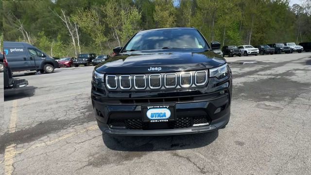 Used 2022 Jeep Compass Latitude w/ Sun and Sound Group AWD/4WD image 3