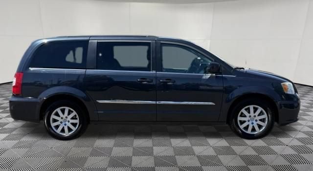 Used 2014 Chrysler Town & Country Touring FWD image 9