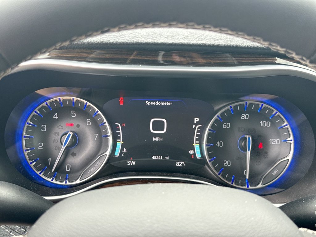 Used 2023 Chrysler Pacifica Limited AWD/4WD image 26