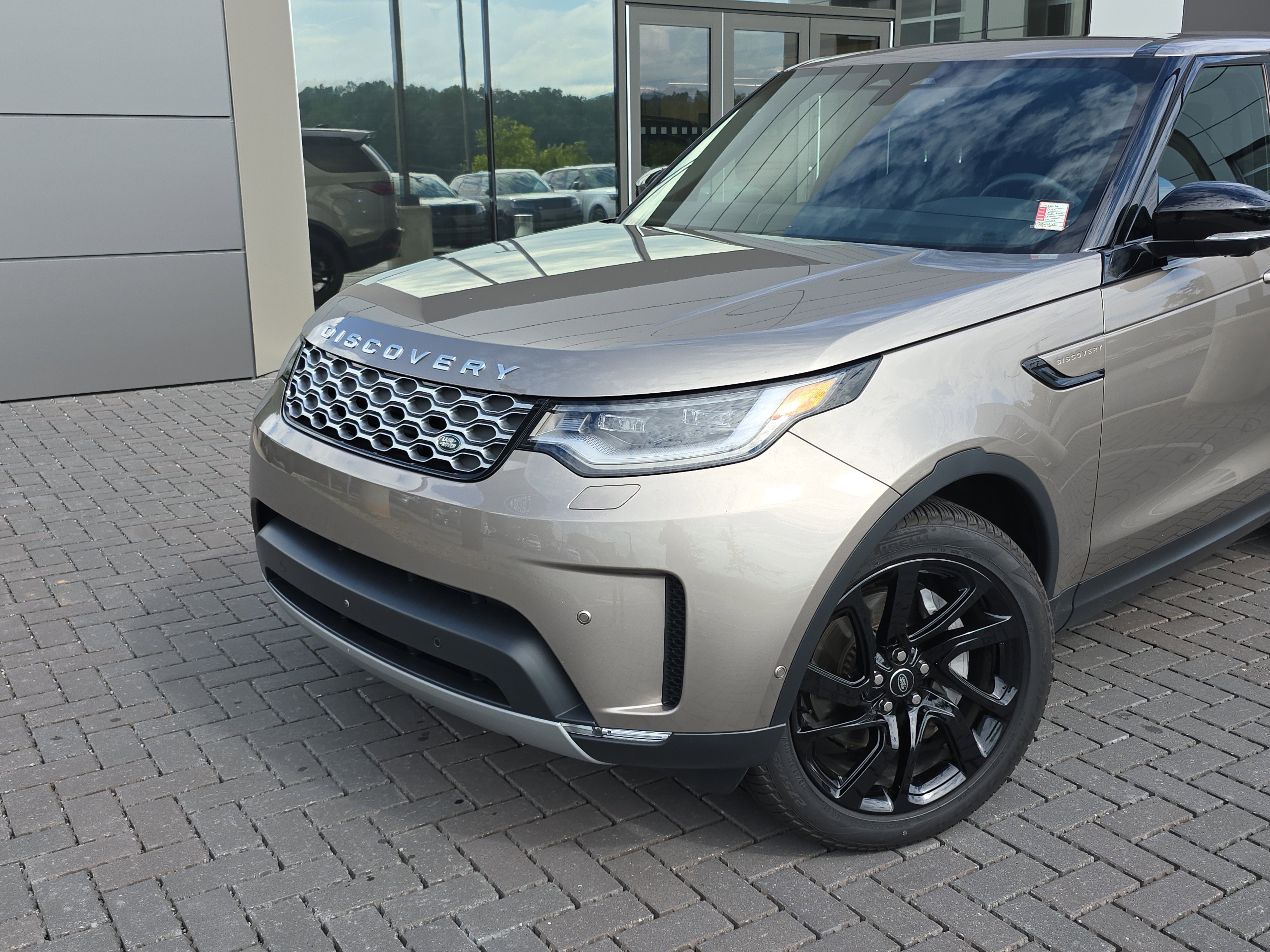 Certified 2025 Land Rover Discovery S image 11