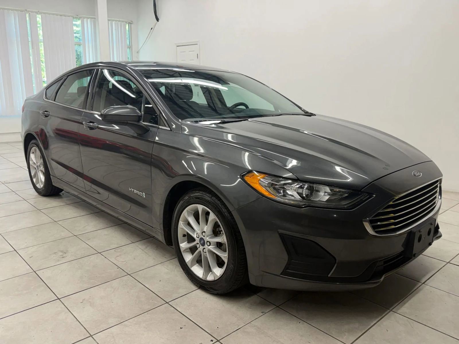 Used 2019 Ford Fusion SE FWD image 1