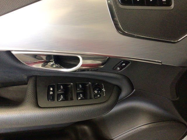 Used 2016 Volvo XC90 T6 Momentum w/ Vision Package image 20