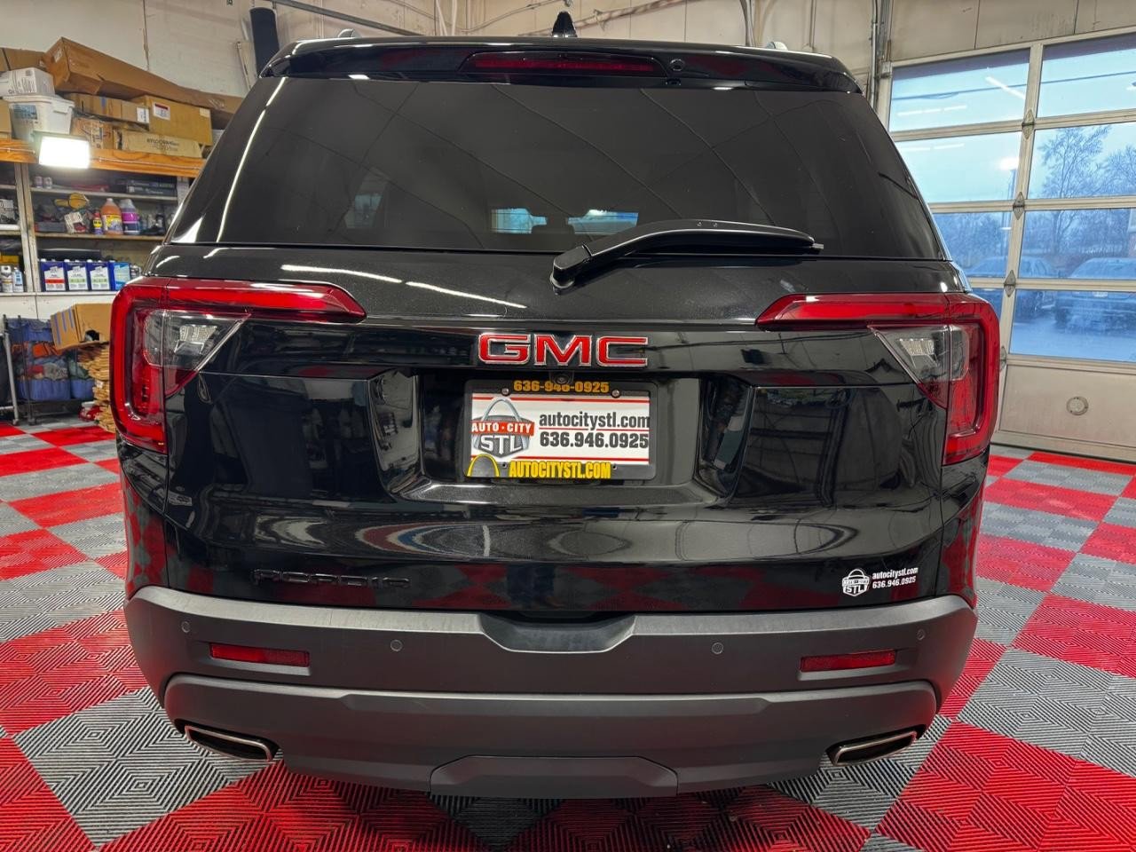 Used 2023 GMC Acadia SLT w/ Elevation Edition image 6