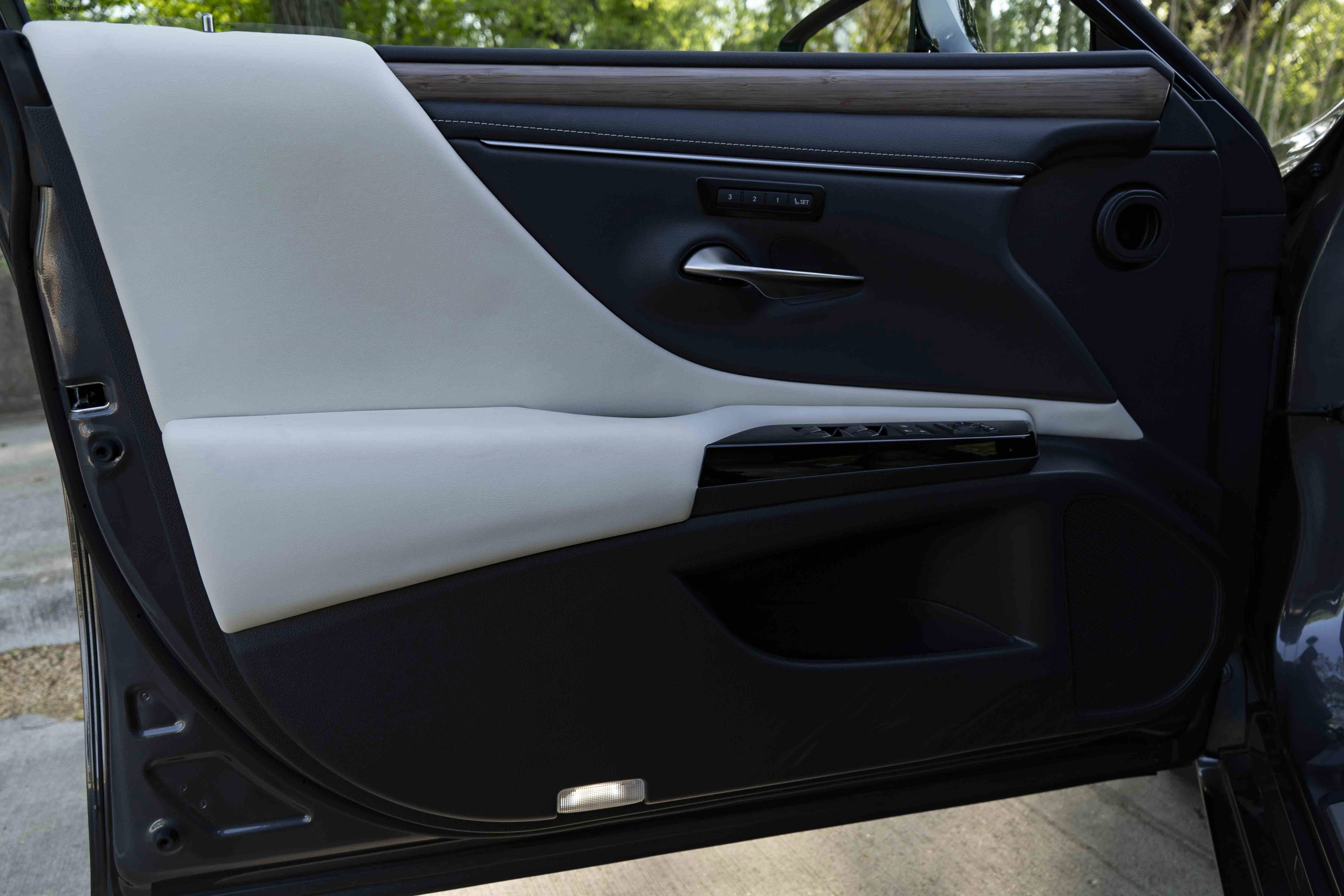 Used 2025 Lexus ES 300h w/ Premium Package image 39