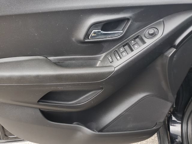Used 2020 Chevrolet Trax LT w/ LT Convenience Package FWD image 20