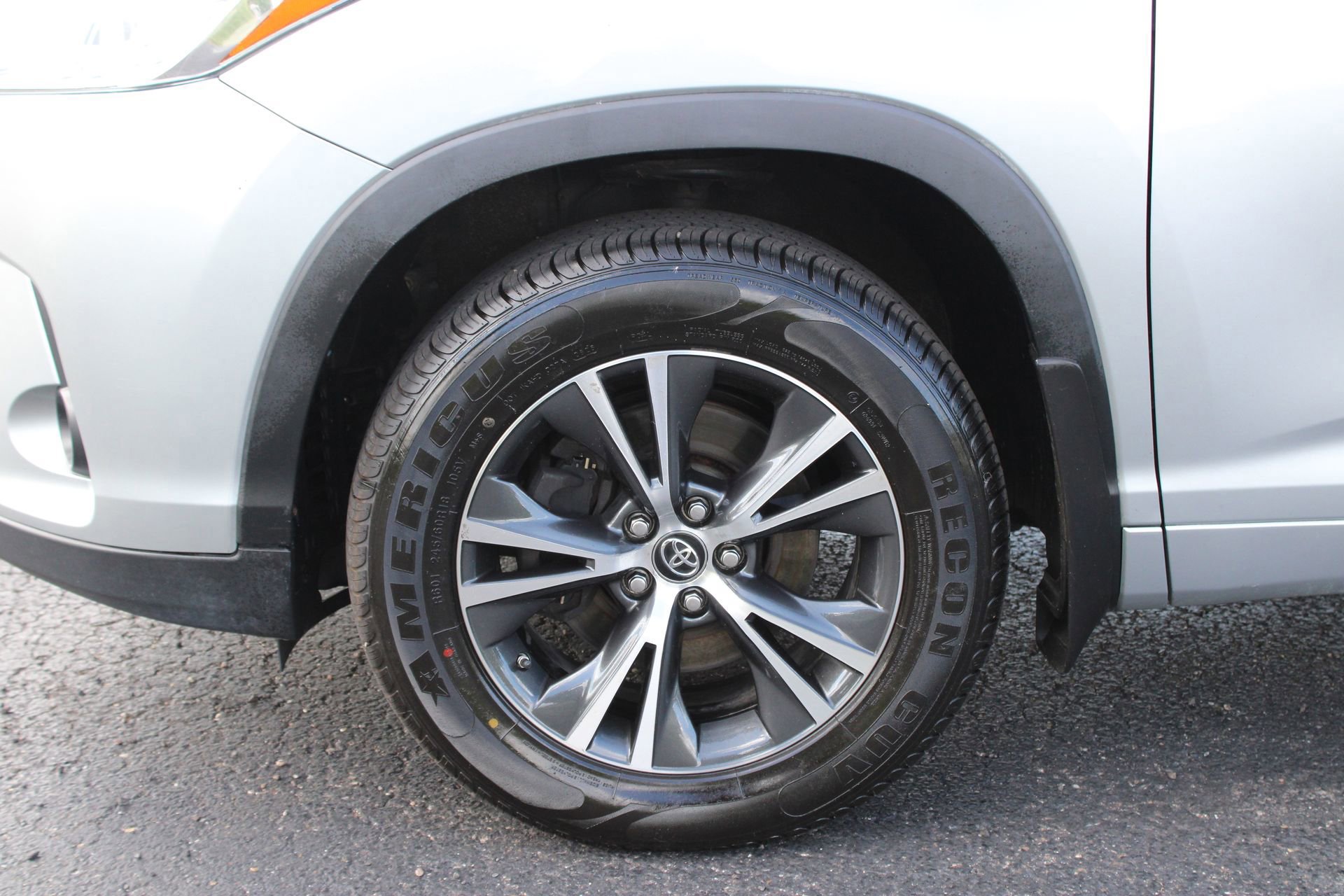 Used 2018 Toyota Highlander Plus w/ Carpet Mat Package (TMS) AWD/4WD image 11