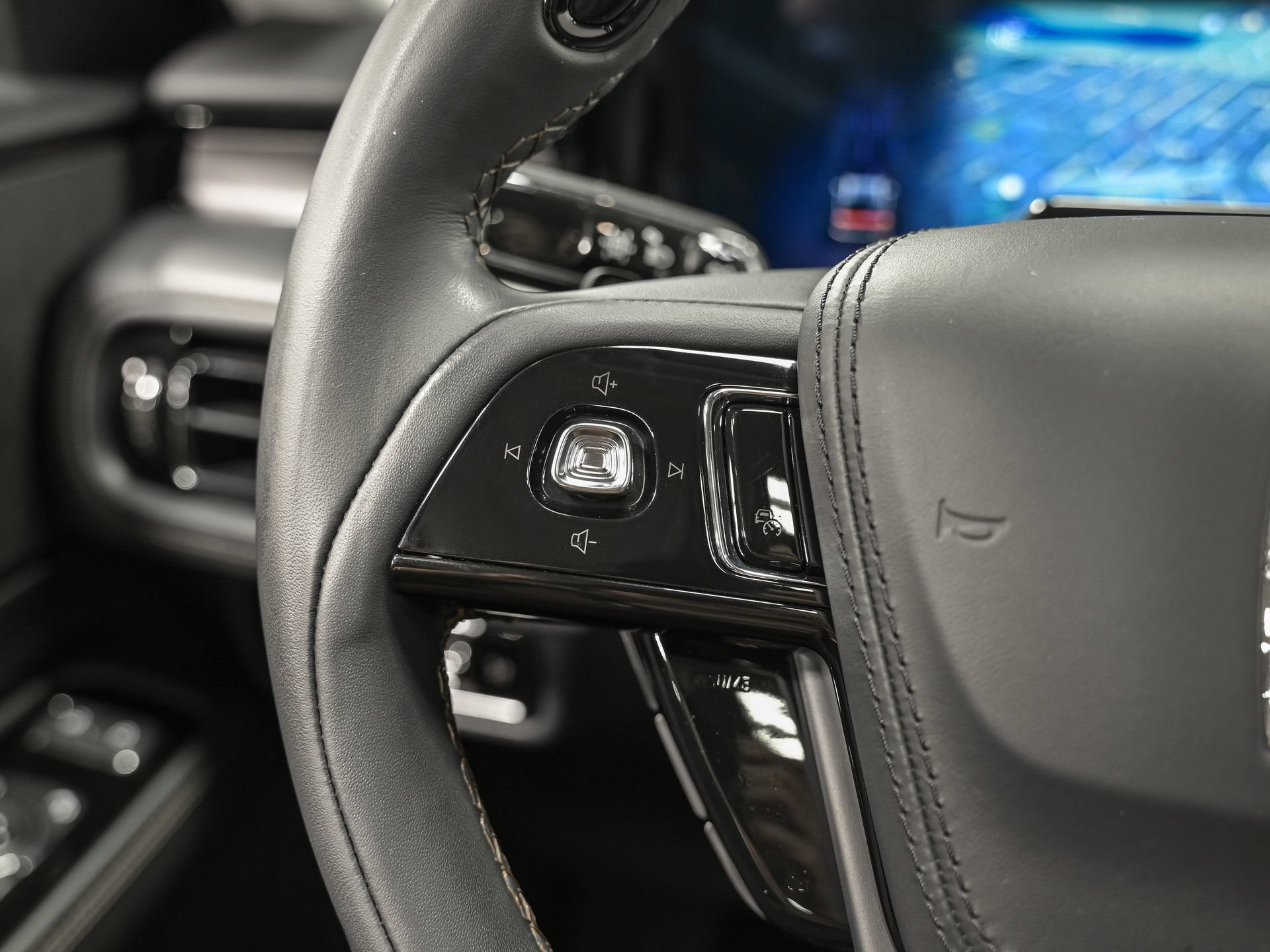 Used 2025 Lincoln Aviator AWD image 18
