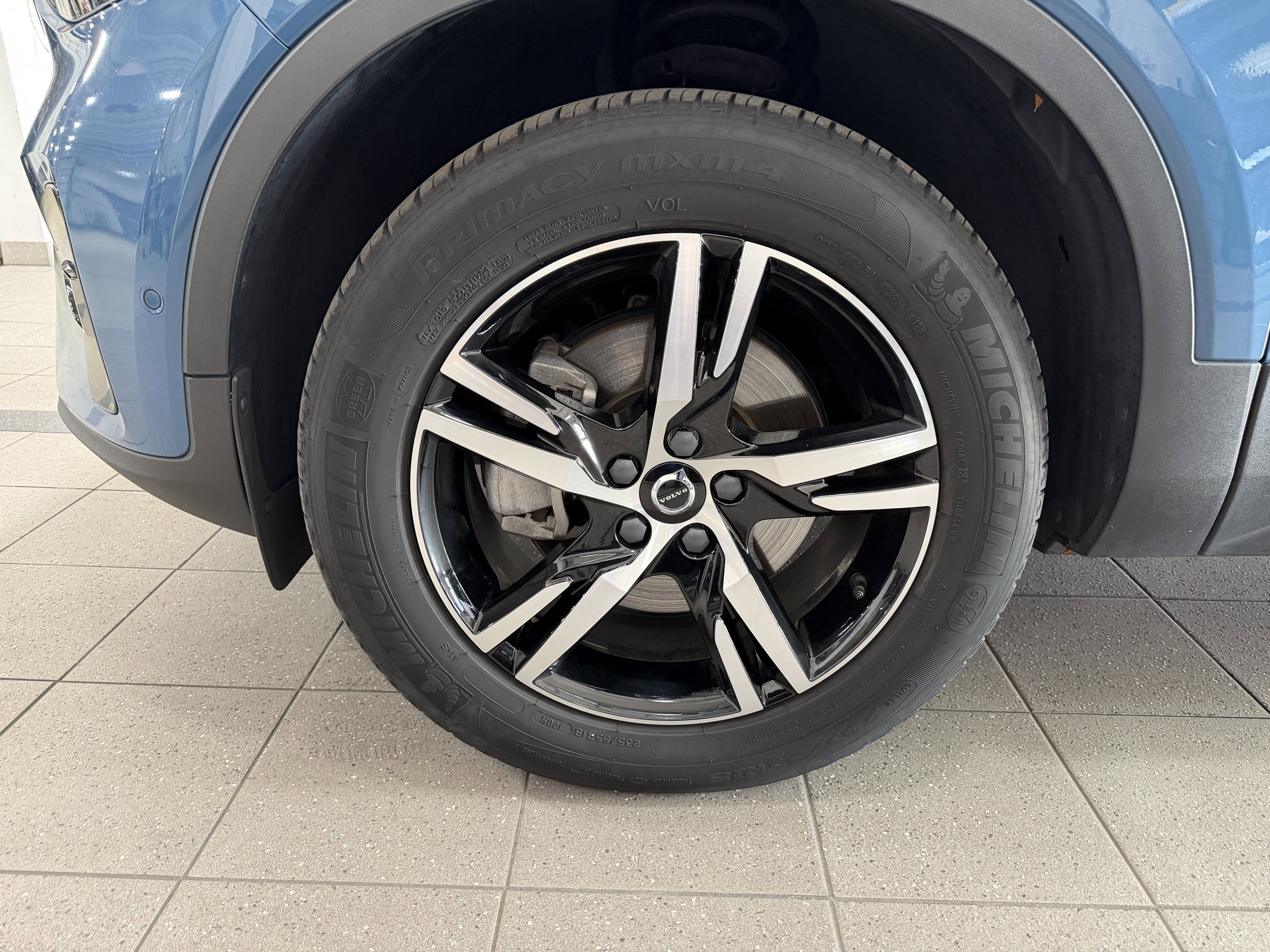 Used 2023 Volvo XC40 B5 Plus w/ Driver Assist Package AWD/4WD image 5