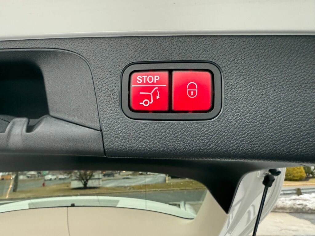 Used 2021 Mercedes-Benz GLC 300 4MATIC image 33