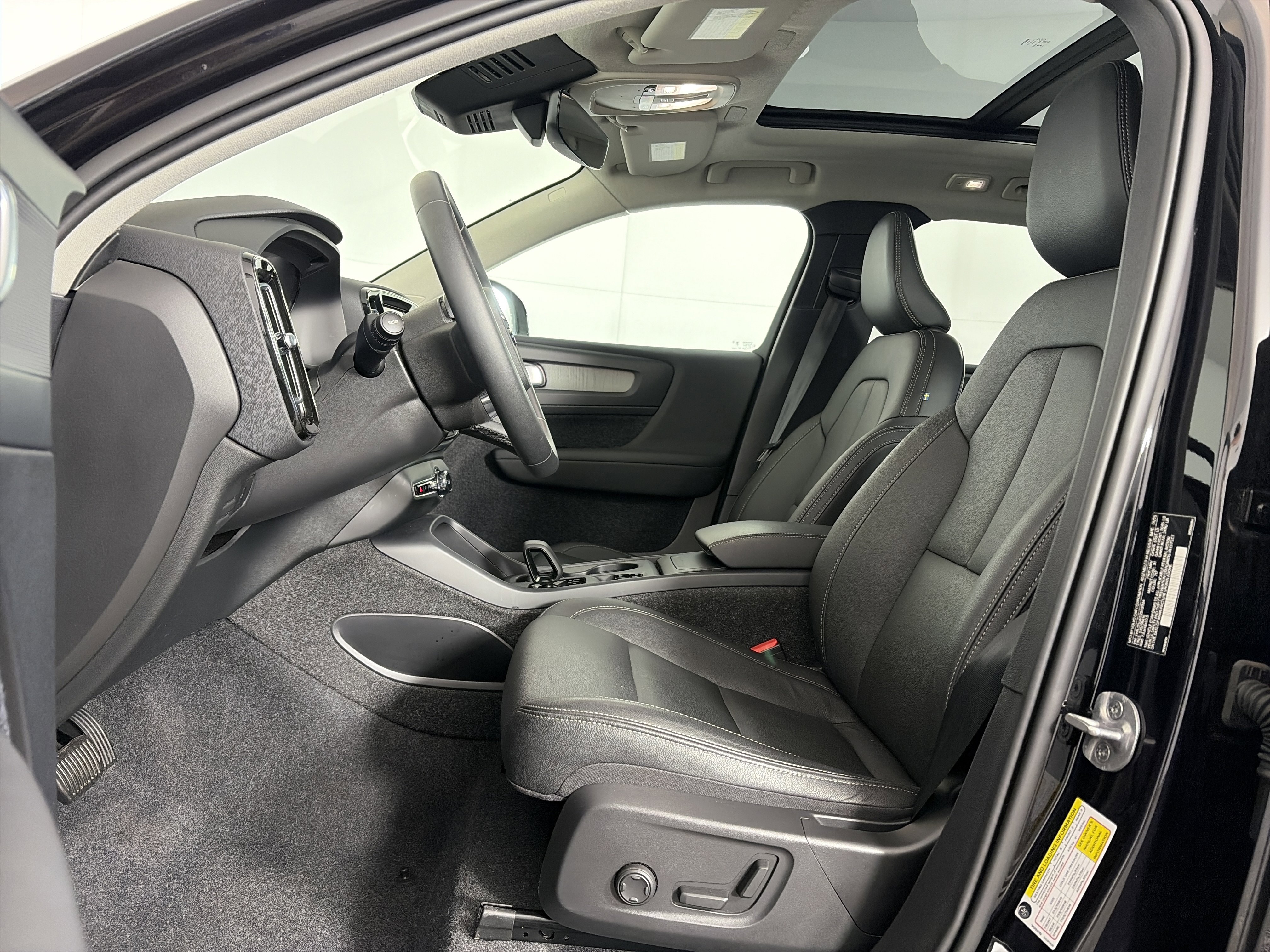 Used 2025 Volvo XC40 B5 Core image 6