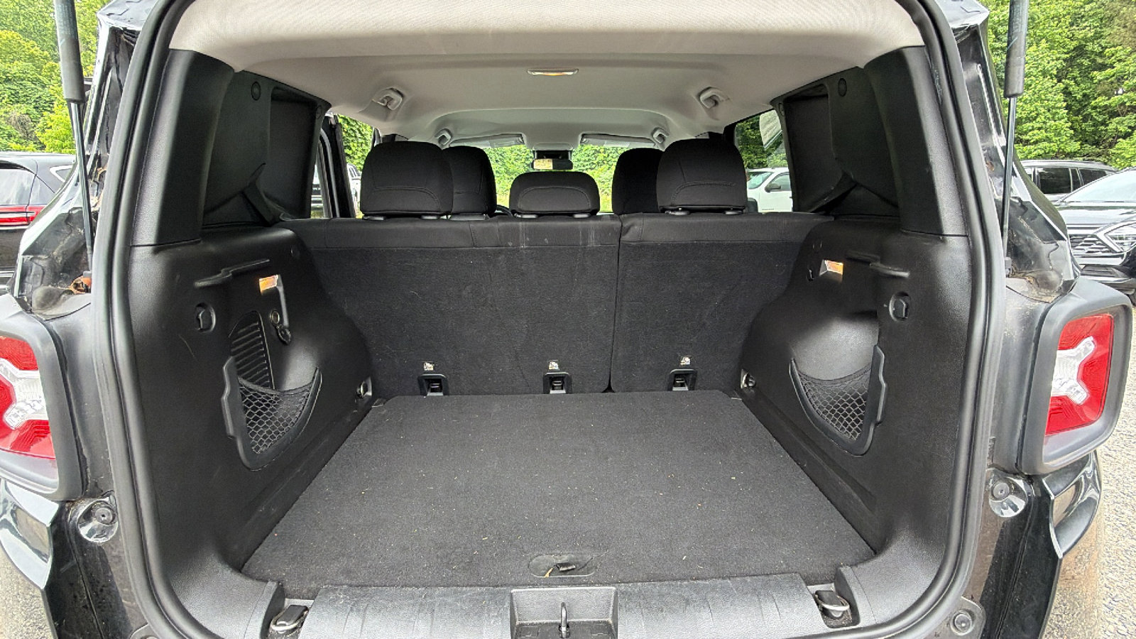 Used 2017 Jeep Renegade Latitude AWD/4WD image 13
