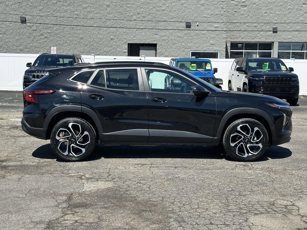 Used 2024 Chevrolet Trax RS w/ Driver Confidence Package FWD image 2