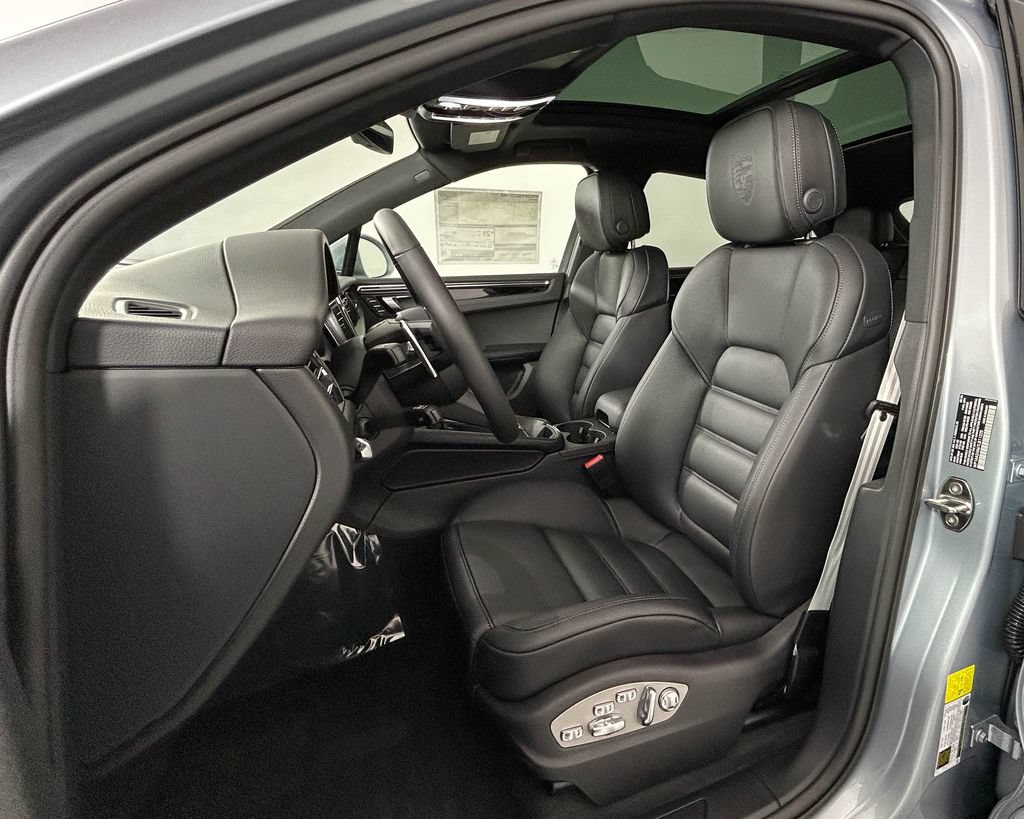 New 2026 Porsche Macan AWD/4WD image 5